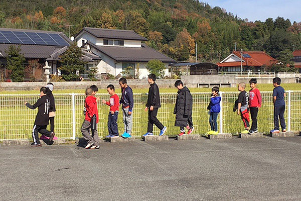 広島遠征1日目　東広島市立吉川小学校に到着。稽古まで小学校の駐車場で遊びました。